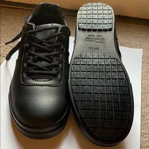 NWT Slip resistant shoes